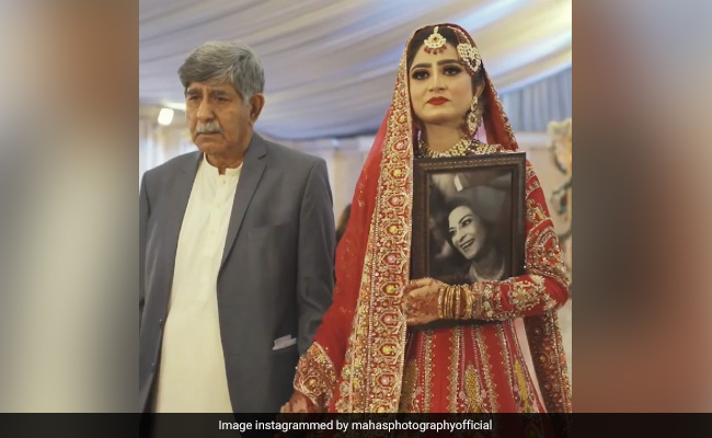 Video: Pakistani Bride Enters Wedding Venue Holding A Photo Of Her ...