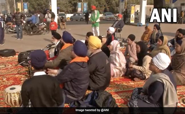 किसानों पर हेलीकॉप्टर से बरसाए गए फूल, घर लौटने की खुशी में झूमे आंदोलनकारी