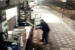 CCTV में कैद: दुकानदार ने आइसक्रीम देने से किया इनकार तो युवक ने तोड़ डाले फ्रीजर CCTV में कैद: दुकानदार ने आइसक्रीम देने से किया इनकार तो युवक ने तोड़ डाले फ्रीजर