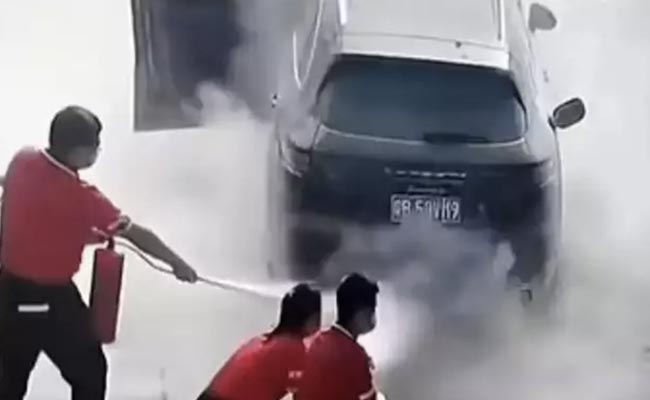 पोर्शे में पंप पर पेट्रोल भरवा रही थी महिला, शख्स ने आकर कार में लगा दी आग..देखें वीडियो