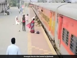 ट्रेन से उतरते वक्त प्लेटफॉर्म पर गिरी महिला, आरपीएफ जवान ने बचाई जान...देखें वीडियो ट्रेन से उतरते वक्त प्लेटफॉर्म पर गिरी महिला, आरपीएफ जवान ने बचाई जान...देखें वीडियो