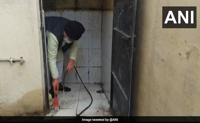 छात्रा ने की शिकायत, तो मंत्री ने आकर खुद सरकारी स्कूल का शौचालय किया साफ, देखें- PHOTOS