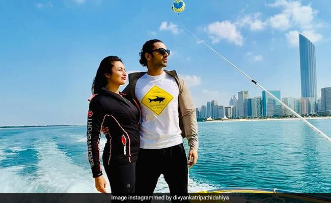 दिव्यांका त्रिपाठी ने पति के साथ बोट पर खिंचवाई तस्वीरें, बांह फैलाए यूं दिया रोमांटिक पोज