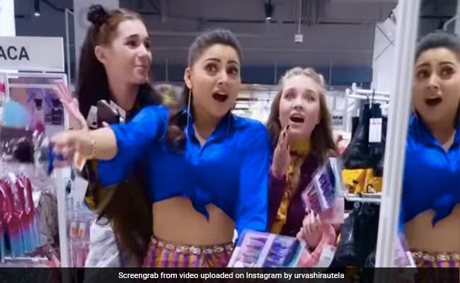 लुंगी पहन शॉपिंग करती नजर आईं उर्वशी रौतेला, फैंस बोले- आखिर चल क्या रहा है ?