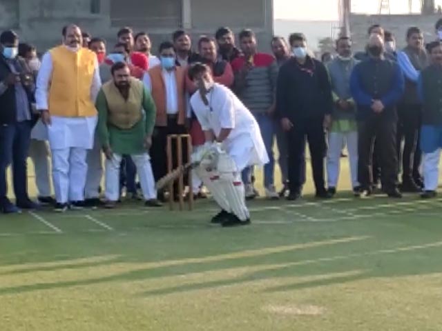 Union Minister Jyotiraditya Scindia Shows His Batting Skills