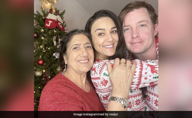 Christmas 2021: Amitabh Bachchan, Preity Zinta, Shilpa Shetty, Genelia D'Souza And Other Celebs Wish Their Fans