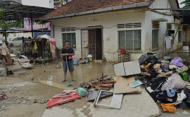 7 Dead, Over 50,000 Forced From Homes In Malaysian Floods
