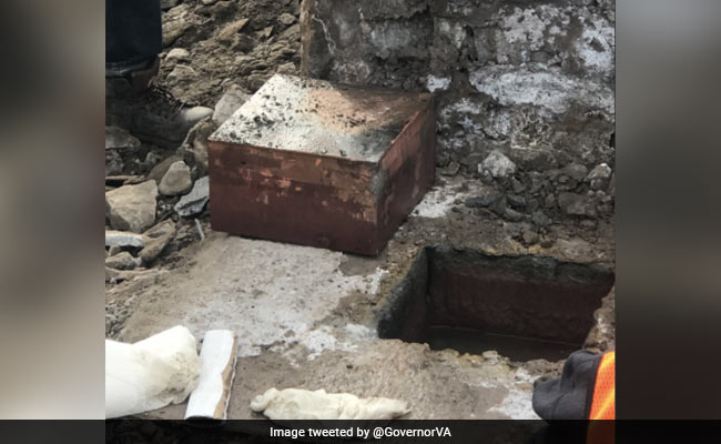 मूर्ति के नीचे दबा मिला 130 साल पुराना बॉक्स, अंदर से निकली कई हैरान करने वाली चीजें