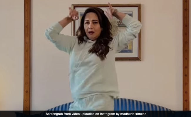 माधुरी दीक्षित ने वीकेंड को बनाया फन डे, 'लेजी लैड' गाने पर किया जबरदस्त डांस