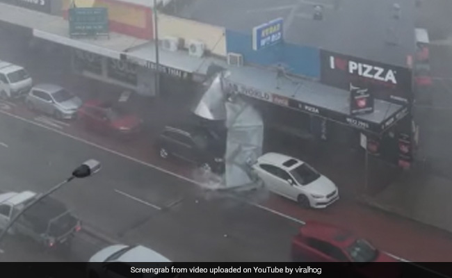 तूफान में पत्ते की तरह उड़ी लोहे की छत, बाल-बाल बचे कार सवार लोग