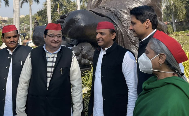 भाजपा नेताओं के मन में घर कर गया है लाल टोपी का डर : अखिलेश यादव