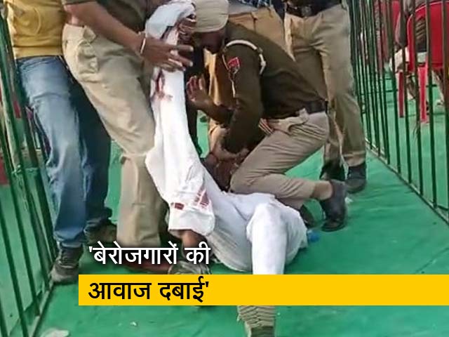 पंजाब के मुख्यमंत्री की रैली में प्रदर्शनकारी शिक्षकों को घसीटते हुए ले गई पुलिस