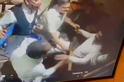 सीसीटीवी में कैद: फ्री में खाना देने से मना करने पर मुंबई पुलिस ने रेस्तरां स्टाफ को पीटा सीसीटीवी में कैद: फ्री में खाना देने से मना करने पर मुंबई पुलिस ने रेस्तरां स्टाफ को पीटा