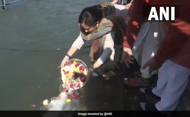 हरिद्वार : गंगा में विसर्जित की गईं सीडीएस जनरल बिपिन रावत और उनकी पत्नी की अस्थियां