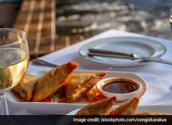 Watch: Vadodara's Patti Samosa Is Made With Roomali Roti; We Want To Try It Now Watch: Vadodara's Patti Samosa Is Made With Roomali Roti; We Want To Try It Now