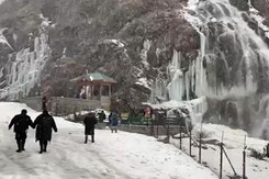 As Snow Covers Kashmir, Tourists Rush To Gulmarg For Christmas As Snow Covers Kashmir, Tourists Rush To Gulmarg For Christmas