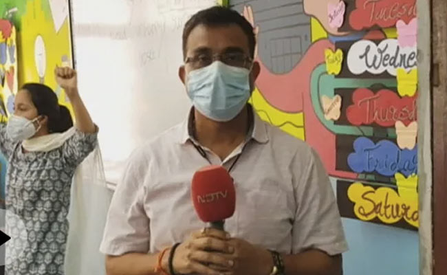 मुंबई में प्राइमरी स्कूल के बच्चों का खास अंदाज से हुआ स्वागत, टीचरों ने अनोखे तरह से पढ़ाई ABCD- देखें वीडियो