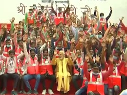 VIDEO: जब PM नरेंद्र मोदी ने हटा दी कुर्सी, और मज़दूरों संग ज़मीन पर बैठकर खिंचवाई फोटो VIDEO: जब PM नरेंद्र मोदी ने हटा दी कुर्सी, और मज़दूरों संग ज़मीन पर बैठकर खिंचवाई फोटो