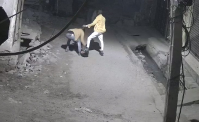 दिल्ली : 3,000 रुपयों के लिए बदमाशों ने दो लोगों को पत्थरों से पीटा, एक की मौत; घटना CCTV में कैद