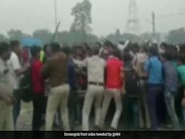 VIDEO : बंगाल में हजार बेरोजगारों का हुजूम हुआ बेकाबू, पुलिस को करना पड़ा लाठीचार्ज VIDEO : बंगाल में हजार बेरोजगारों का हुजूम हुआ बेकाबू, पुलिस को करना पड़ा लाठीचार्ज