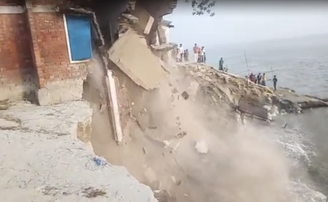 बिहार : देखते ही देखते गंगा नदी में समा गया स्कूल, VIDEO देख खड़े हो जाएंगे रोंगटे