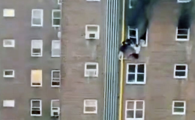 आग लगने पर इमारत में फंसे दो युवक, पाइप के सहारे नीचे उतरकर बचाई जान