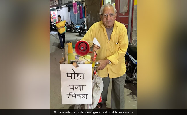 पोहा बेचकर अपनी दवाईयों के लिए पैसे जुटाता है ये बुजुर्ग, कहानी सुन पसीजा लोगों का दिल, वायरल हो रहा Video