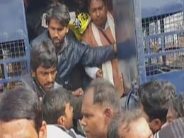 लखनऊ में बेरोजगारी के मुद्दे पर छात्र संगठनों ने निकाला मार्च, पुलिस ने NDTV के कैमरे को बंद करने के लिए कहा लखनऊ में बेरोजगारी के मुद्दे पर छात्र संगठनों ने निकाला मार्च, पुलिस ने NDTV के कैमरे को बंद करने के लिए कहा