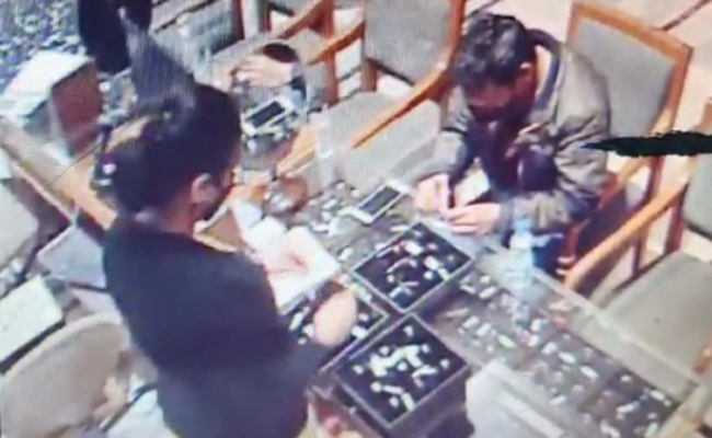 VIDEO : UPSC की तैयारी करने वाला युवक तनिष्क शोरूम से अंगूठी चुराकर भागा, पीछा कर पुलिस ने दबोचा