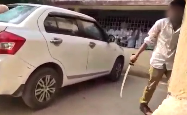 छोटे भाई का हुआ झगड़ा तो बदला लेने के लिए तलवार लेकर स्कूल पहुंच गया छात्र, टीचरों को भी धमकाया
