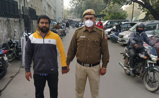 शादी में तड़के वेटर से खाना मांग रहा था शख्स, मना किया तो चला दी गोली, जानें पूरा मामला