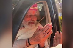 PM Stops Car On Varanasi Street, Accepts Turban, Scarf From Local PM Stops Car On Varanasi Street, Accepts Turban, Scarf From Local