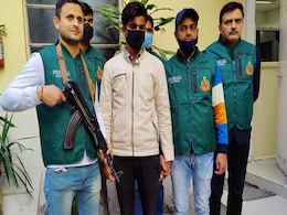 अवैध हथियारों की तस्करी के आरोप में डीजे और पहलवान समेत तीन लोग गिरफ्तार अवैध हथियारों की तस्करी के आरोप में डीजे और पहलवान समेत तीन लोग गिरफ्तार