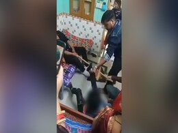 चोरी का आरोप लगा जमीन पर गिराकर बच्ची की बेरहमी से पिटाई, प्रियंका गांधी ने जताई नाराजगी चोरी का आरोप लगा जमीन पर गिराकर बच्ची की बेरहमी से पिटाई, प्रियंका गांधी ने जताई नाराजगी