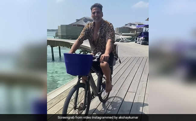 फैमिली के साथ छुट्टियां मनाने मालदीव पहुंचे अक्षय कुमार, बोले- जब मनडे सनडे की तरह लगने लगे