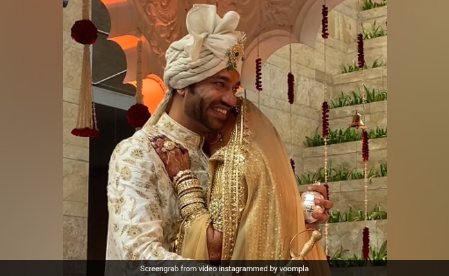 लो जी! हो गई अंकिता लोखंडे-विक्की जैन की शादी, गोल्डन लहंगे में परी जैसी दिखीं एक्ट्रेस...देखें Video