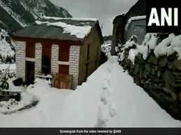 Watch Video : उत्तराखंड के पिथौरागढ़ में भारी बर्फबारी, कुछ ऐसा दिखा नजारा Watch Video : उत्तराखंड के पिथौरागढ़ में भारी बर्फबारी, कुछ ऐसा दिखा नजारा