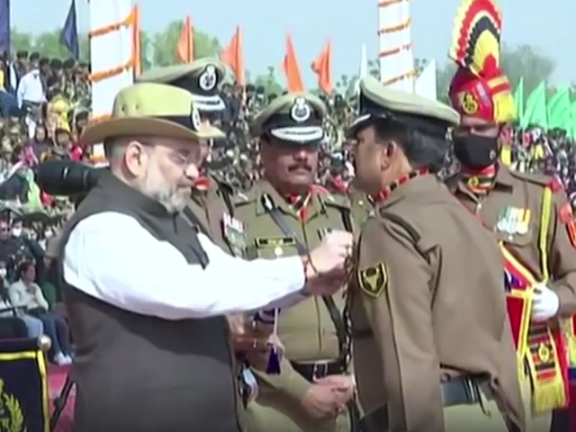 BSF के 57वें स्थापना दिवस पर अमित शाह ने सुरक्षाकर्मियों को पदक भेंट किए