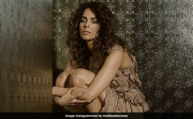 गोल्डन ड्रेस में सामने आया मल्लिका शेरावत का स्टनिंग लुक, फैंस ने बताया 'हॉलीवुड स्टाइल'