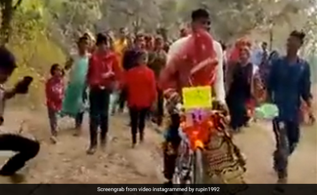 विदाई में नहीं मिली कार तो दुल्हन को साइकिल पर बिठाकर ले आया दूल्हा, IPS ने कही ये दिलचस्प बात - देखें Video