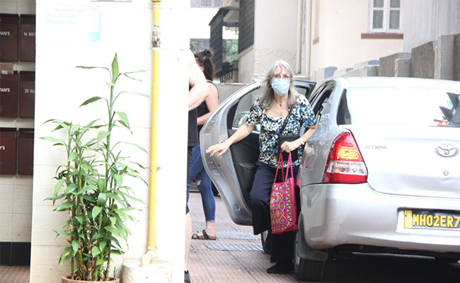 शादी से पहले कैटरीना कैफ के घर के बाहर स्पॉट हुए उनके परिवार वाले, देखें अनदेखी तस्वीरें