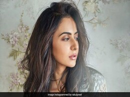 Rakul Preet Singh से बेहतर शायद ही कोई फ्लोरल प्रिंट कैरी करना जानता हो, आप भी लीजिये उनसे स्टाइल टिप्स Rakul Preet Singh से बेहतर शायद ही कोई फ्लोरल प्रिंट कैरी करना जानता हो, आप भी लीजिये उनसे स्टाइल टिप्स