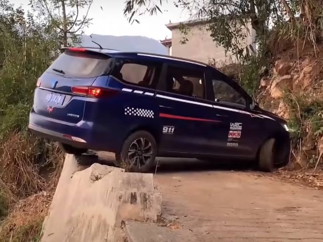 Fact-Check: 'Dangerous' U-Turn By Driver. But...