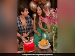 बिपाशा बसु ने करण सिंह ग्रोवर के साथ सेलिब्रेट किया 43वां जन्मदिन, पति ने यूं किया प्यार का इजहार बिपाशा बसु ने करण सिंह ग्रोवर के साथ सेलिब्रेट किया 43वां जन्मदिन, पति ने यूं किया प्यार का इजहार