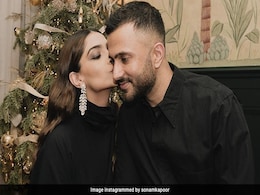 सोनम कपूर ने लंदन में कुछ इस तरह मनाया नया साल, पति को करती दिखीं लिप लॉक...देखें PHOTOS सोनम कपूर ने लंदन में कुछ इस तरह मनाया नया साल, पति को करती दिखीं लिप लॉक...देखें PHOTOS