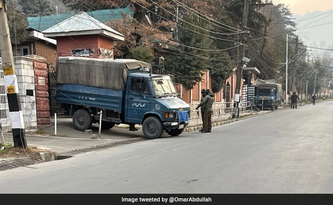 J&K पुलिस ने उमर अब्दुल्ला के घर के दोनों गेट पर खड़े कर दिए ट्रक, पूर्व CM ने पूछा- प्रशासन को इतना डर क्यों?