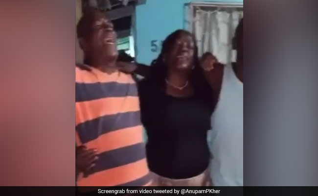 अफ्रीका के लोगों ने जादुई आवाज़ में गाया 'चाहूंगा मैं तुझे सांझ सवेरे' गाना, अनुपम खेर ने Video शेयर कर कही ये बात