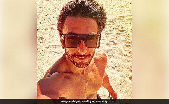 रणवीर सिंह ने नए साल पर शेयर की शर्टलेस फोटो, तो दीपिका पादुकोण ने मांग ली ये चीज