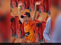 गेंद पानें के लिए स्टेडियम में दौड़ रहा था छोटा बच्चा, कैमरे की नजर पड़ते ही करने लगा...देखें Video गेंद पानें के लिए स्टेडियम में दौड़ रहा था छोटा बच्चा, कैमरे की नजर पड़ते ही करने लगा...देखें Video