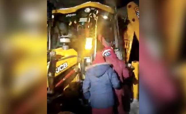 जेसीबी मशीन लेकर दुल्हन के घर पहुंचा दूल्हा, देखते रह गए लोग